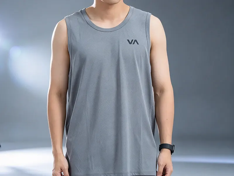 Sport vent tanktop kombinerer ydeevne og minimal stil til aktive mænd.