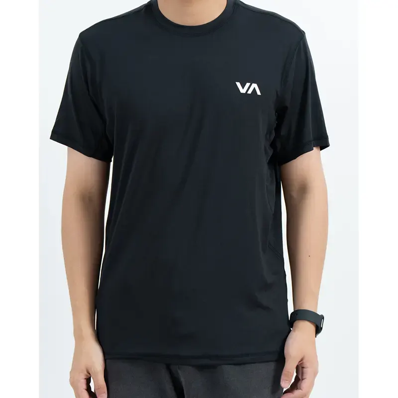 Sort hurtigtørrende T-shirt med rund hals med konturformede sidesømme og brystlogo Sort hurtigtørrende T-shirt med rund hals med konturformede sidesømme og brystlogo