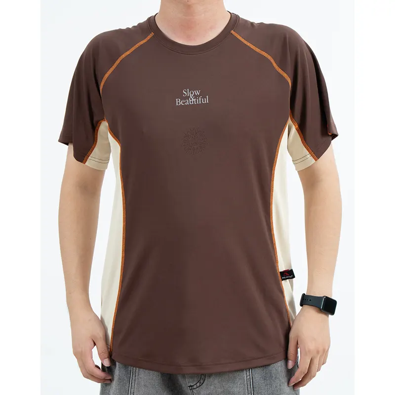 Brun åndbar Raglan T-shirt med cremefarvede sidepaneler og orange søm