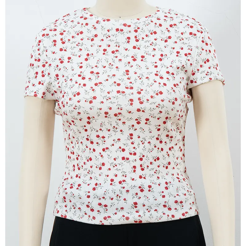 T-shirt med rund hals og rødt ditsy blomsterprint