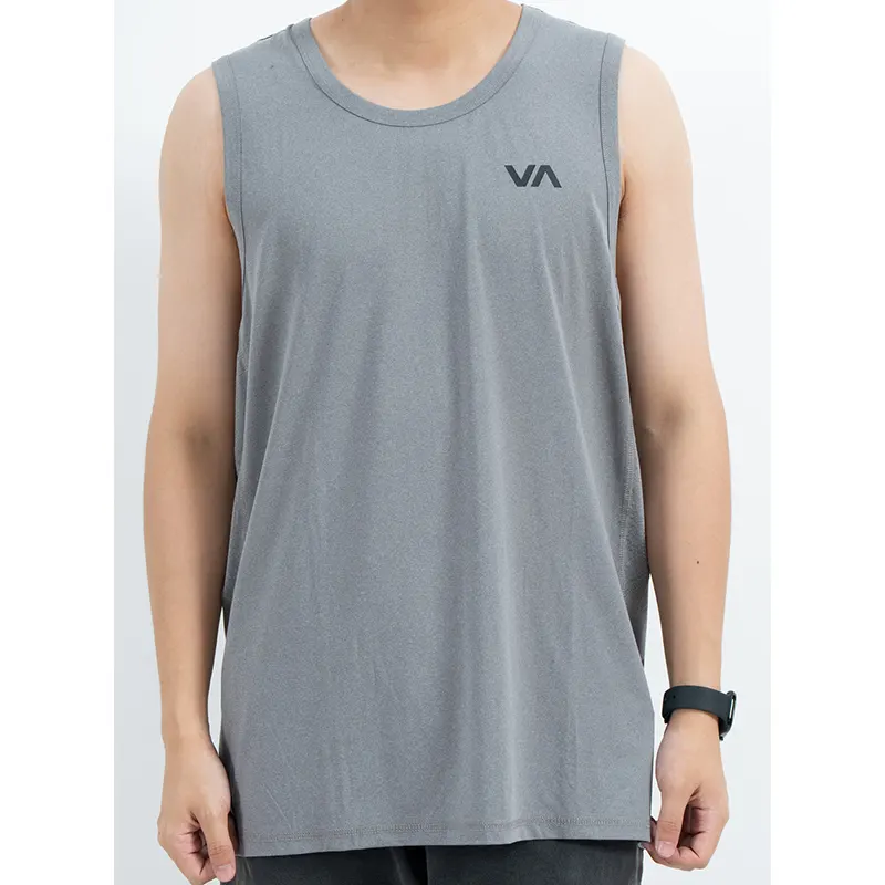 Grå tanktop med rund hals med brystlogo og sidebogstaver