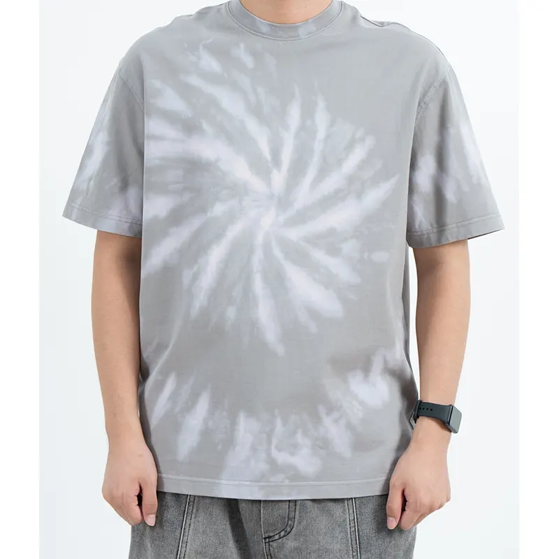 Afslappet grå T-shirt med rund hals og spiral bindefarveeffekt