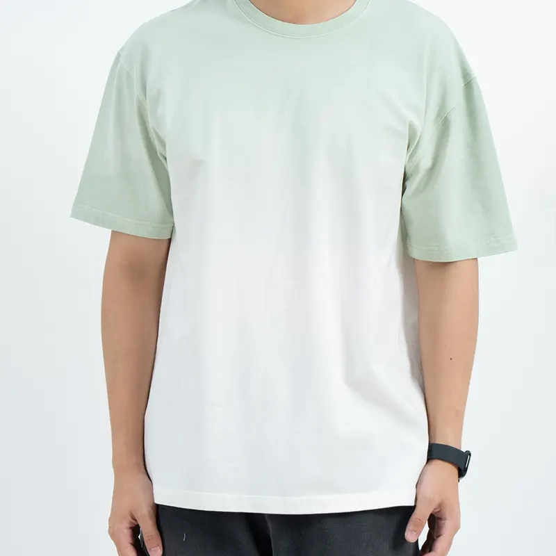 Afslappet mint-til-hvid Ombre T-shirt med faldende skuldre
