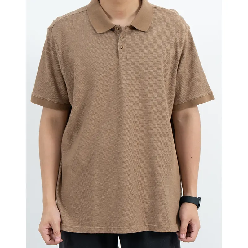 Tekstureret brun kortærmet poloshirt med stolpe med tre knapper