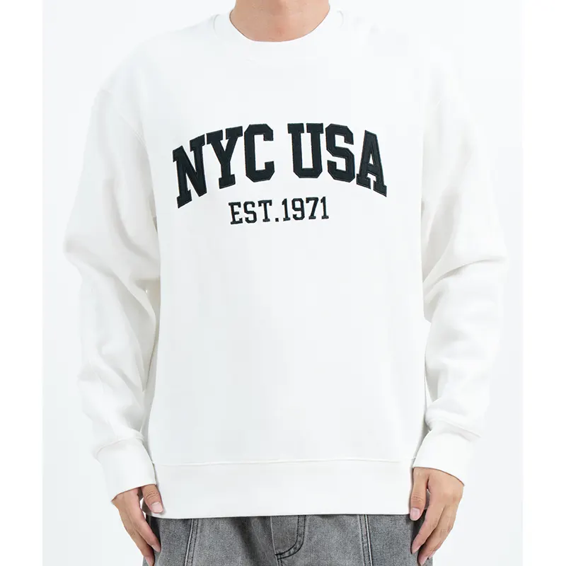Hvid sweatshirt med rund hals og skrift på brystet i Varsity-stil