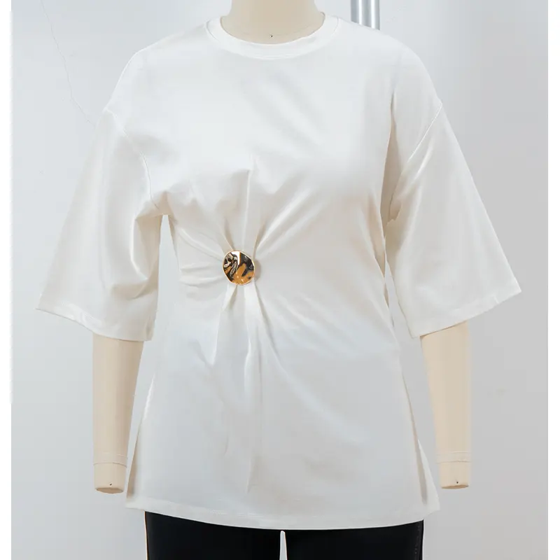 Hvid overdimensioneret T-shirt med rund hals med samlet talje og rundt ornament